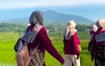 Ratusan peserta Jalan Sehat Wonderful Paseh Sumedang melewati Mata Air Cicanaeng yang jernih.