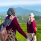 Ratusan peserta Jalan Sehat Wonderful Paseh Sumedang melewati Mata Air Cicanaeng yang jernih.