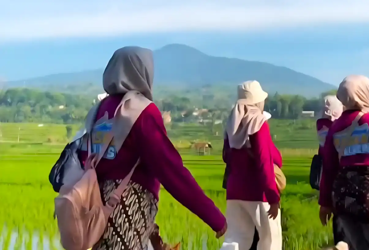 Ratusan peserta Jalan Sehat Wonderful Paseh Sumedang melewati Mata Air Cicanaeng yang jernih.