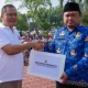 Wakil Bupati Karawang menyerahkan penghargaan kepada desa wisata berprestasi