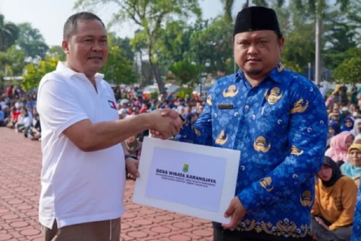 Wakil Bupati Karawang menyerahkan penghargaan kepada desa wisata berprestasi