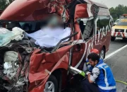 Sopir Diduga Ngantuk, Mobil Travel Tabrak Truk di Tol Cipularang Purwakarta