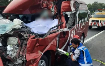 Evakuasi kecelakaan travel tabrak truk di Tol Cipularang arah Jakarta
