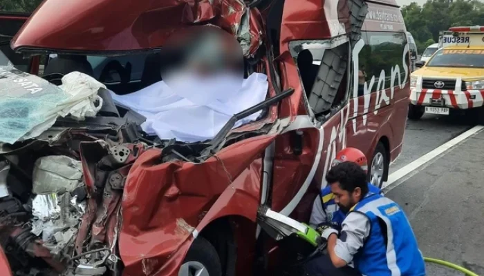 Sopir Diduga Ngantuk, Mobil Travel Tabrak Truk di Tol Cipularang Purwakarta