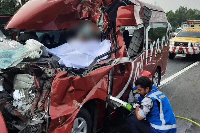 Evakuasi kecelakaan travel tabrak truk di Tol Cipularang arah Jakarta