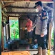 Petugas polisi mengevakuasi mayat pria membusuk di lahan Perhutani Purwakarta