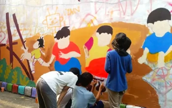 muralis muda Purwakarta dan pelajar membuat mural edukatif bertema anti-bullying dan budaya Sunda