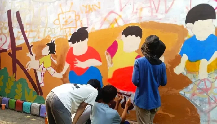 Kreatif! Muralis dan Pelajar Purwakarta Jadikan Dinding Media Edukasi Anti-Bullying