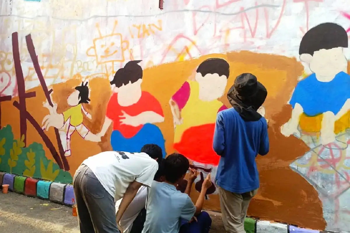 muralis muda Purwakarta dan pelajar membuat mural edukatif bertema anti-bullying dan budaya Sunda