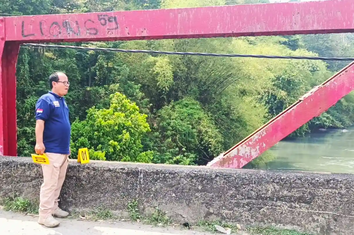 Olah TKP di Jembatan Merah Jatiluhur, lokasi pembuangan jasad Dina Oktaviani.