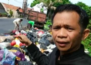 Om Zein Geram Lihat Tumpukan Sampah di Pinggir Jalan Purwakarta, Tangannya Disiplin Dong!
