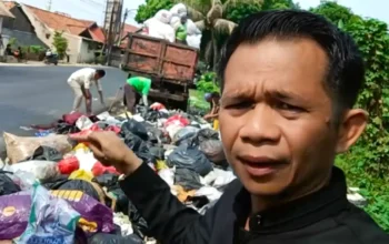 Bupati Purwakarta Om Zein meninjau tumpukan sampah di pinggir jalan Hergarmanah Purwakarta.