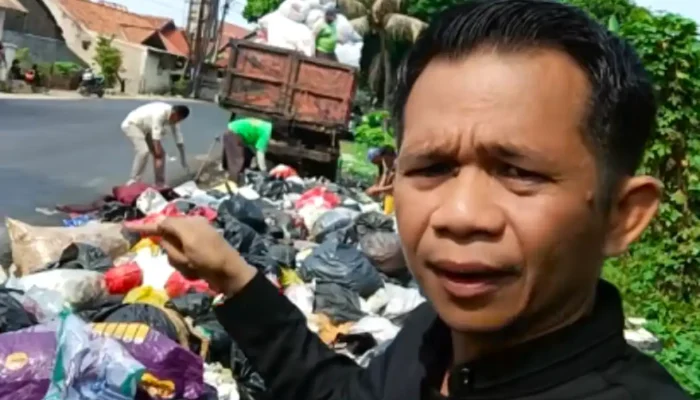 Om Zein Geram Lihat Tumpukan Sampah di Pinggir Jalan Purwakarta, Tangannya Disiplin Dong!