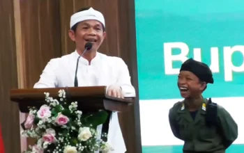 Om Zein bersama warga Purwakarta saat kegiatan Ngosrek massal membangun SDM.