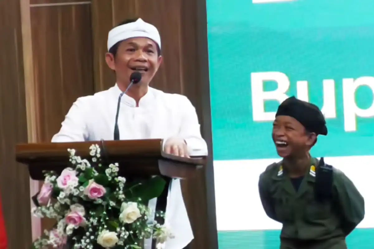 Om Zein bersama warga Purwakarta saat kegiatan Ngosrek massal membangun SDM.