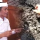 Om Zein tunjukkan jalan hotmix rusak di Purwakarta