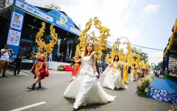 Parade budaya di Asia Afrika Festival 2025 Bandung