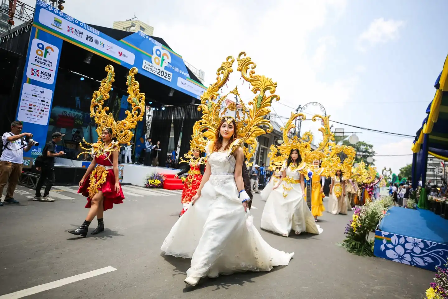 Parade budaya di Asia Afrika Festival 2025 Bandung