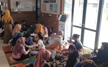Pelajar Purwakarta dirawat di Puskesmas Maniis setelah diduga keracunan nasi kotak katering peserta parade drumband.