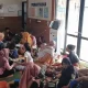 Pelajar Purwakarta dirawat di Puskesmas Maniis setelah diduga keracunan nasi kotak katering peserta parade drumband.