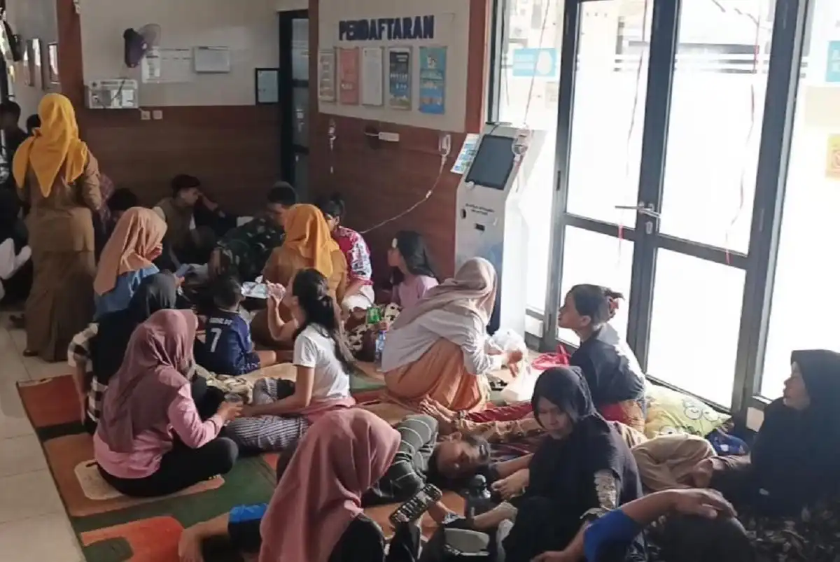 Pelajar Purwakarta dirawat di Puskesmas Maniis setelah diduga keracunan nasi kotak katering peserta parade drumband.