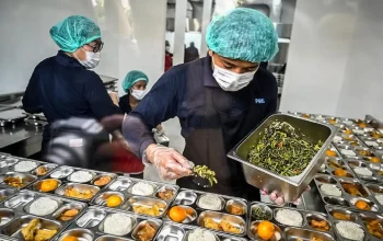 Sekda Jabar Herman Suryatman meninjau proses sertifikasi SLHS di SPPG Jawa Barat.