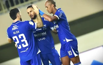 Pemain Persib Bandung rayakan kemenangan atas PSBS Biak di Sleman.