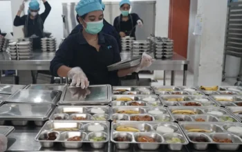 Petugas dapur MBG siapkan paket makanan bergizi program Makan Bergizi Gratis