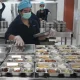 Petugas dapur MBG siapkan paket makanan bergizi program Makan Bergizi Gratis