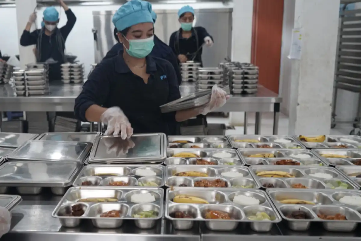 Petugas dapur MBG siapkan paket makanan bergizi program Makan Bergizi Gratis