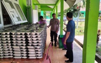 Pembagian makanan bergizi gratis di sekolah