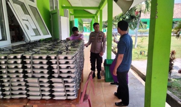 Pembagian makanan bergizi gratis di sekolah