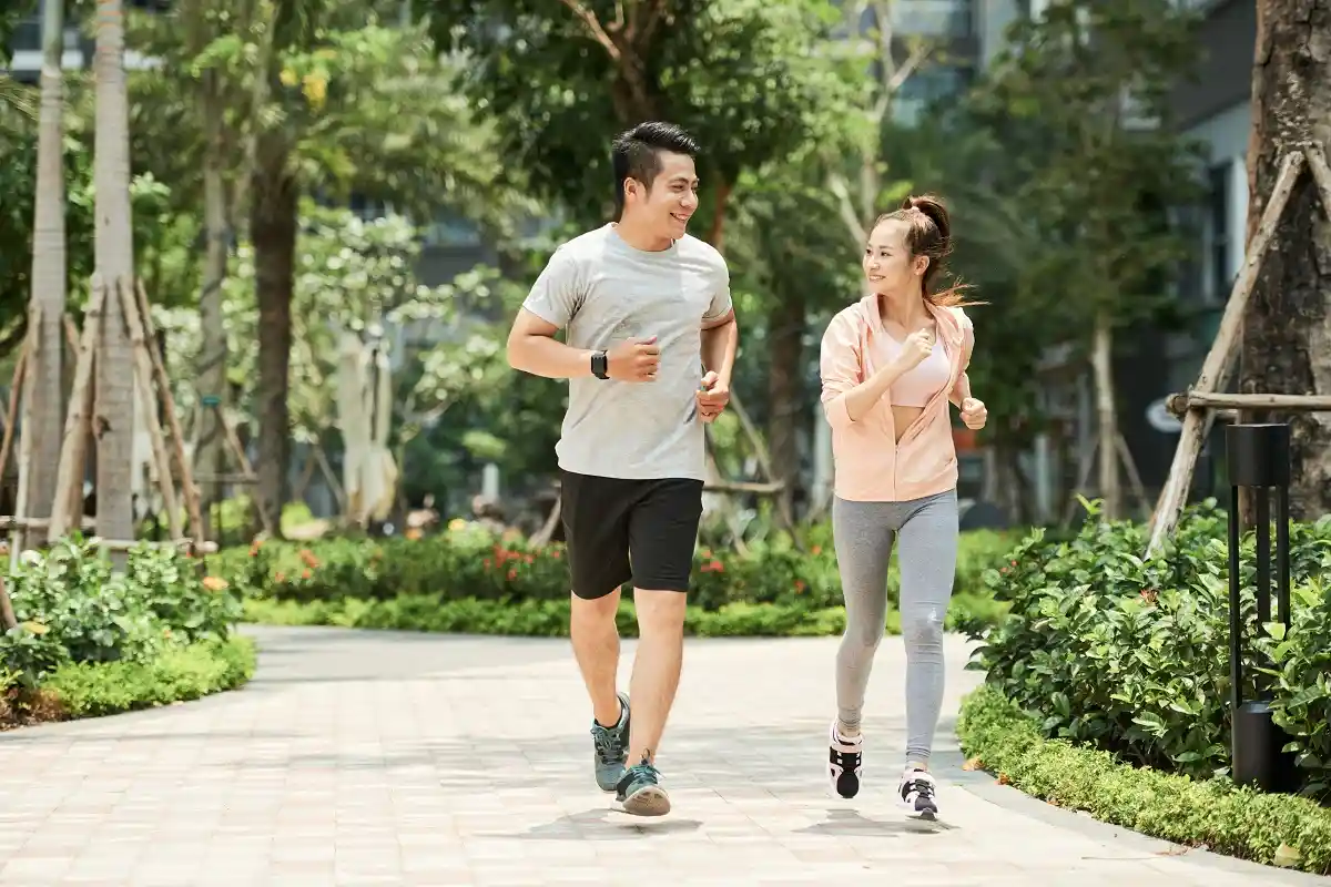 jogging di taman pagi hari