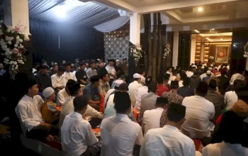 Om Zein ucapkan terima kasih saat ribuan warga doakan almarhumah Diny Yuliani di Purwakarta.