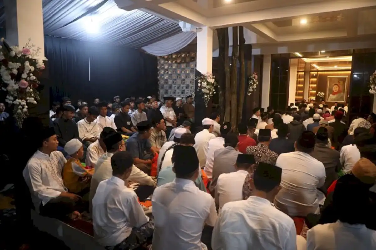 Om Zein ucapkan terima kasih saat ribuan warga doakan almarhumah Diny Yuliani di Purwakarta.