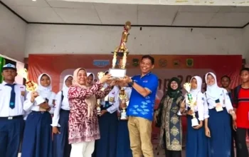 Kadisdik Purwakarta menyerahkan piala Science Camp 2025 SMPN 1 Campaka