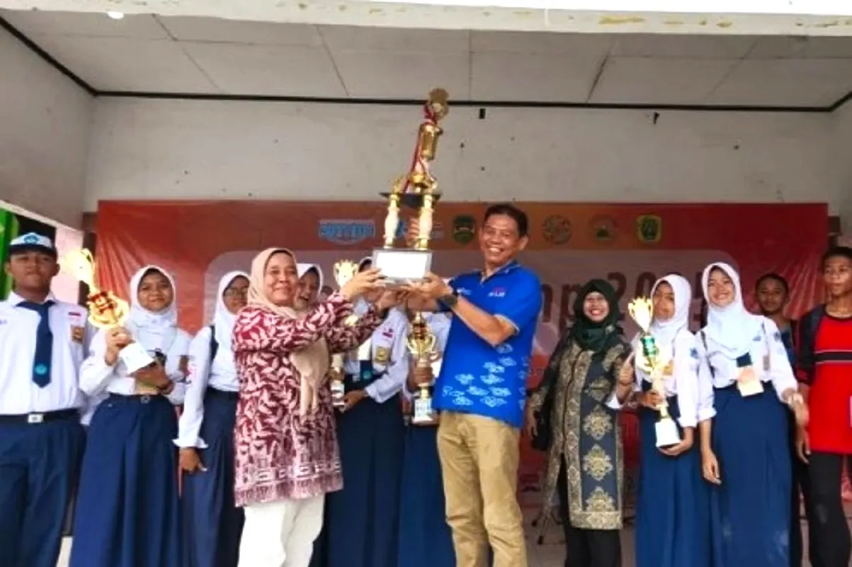 Kadisdik Purwakarta menyerahkan piala Science Camp 2025 SMPN 1 Campaka