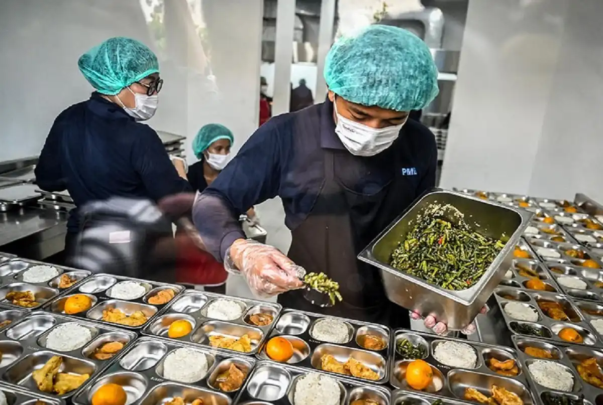 Petugas SPPG menyiapkan Makan Bergizi Gratis sesuai juknis baru BGN