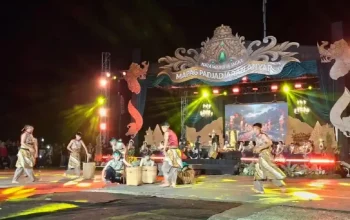 Gubernur Dedi Mulyadi menyaksikan Teatrikal Mapag Pajajaran Anyar