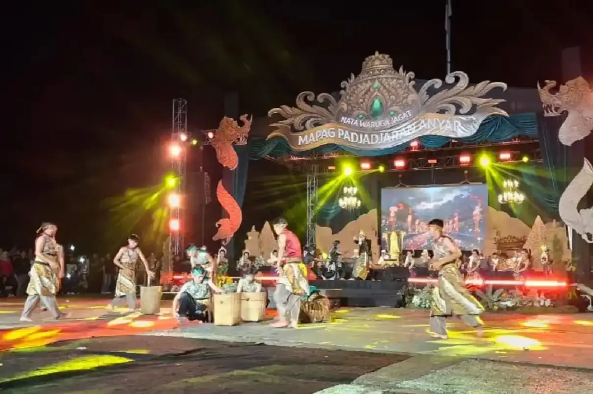 Gubernur Dedi Mulyadi menyaksikan Teatrikal Mapag Pajajaran Anyar