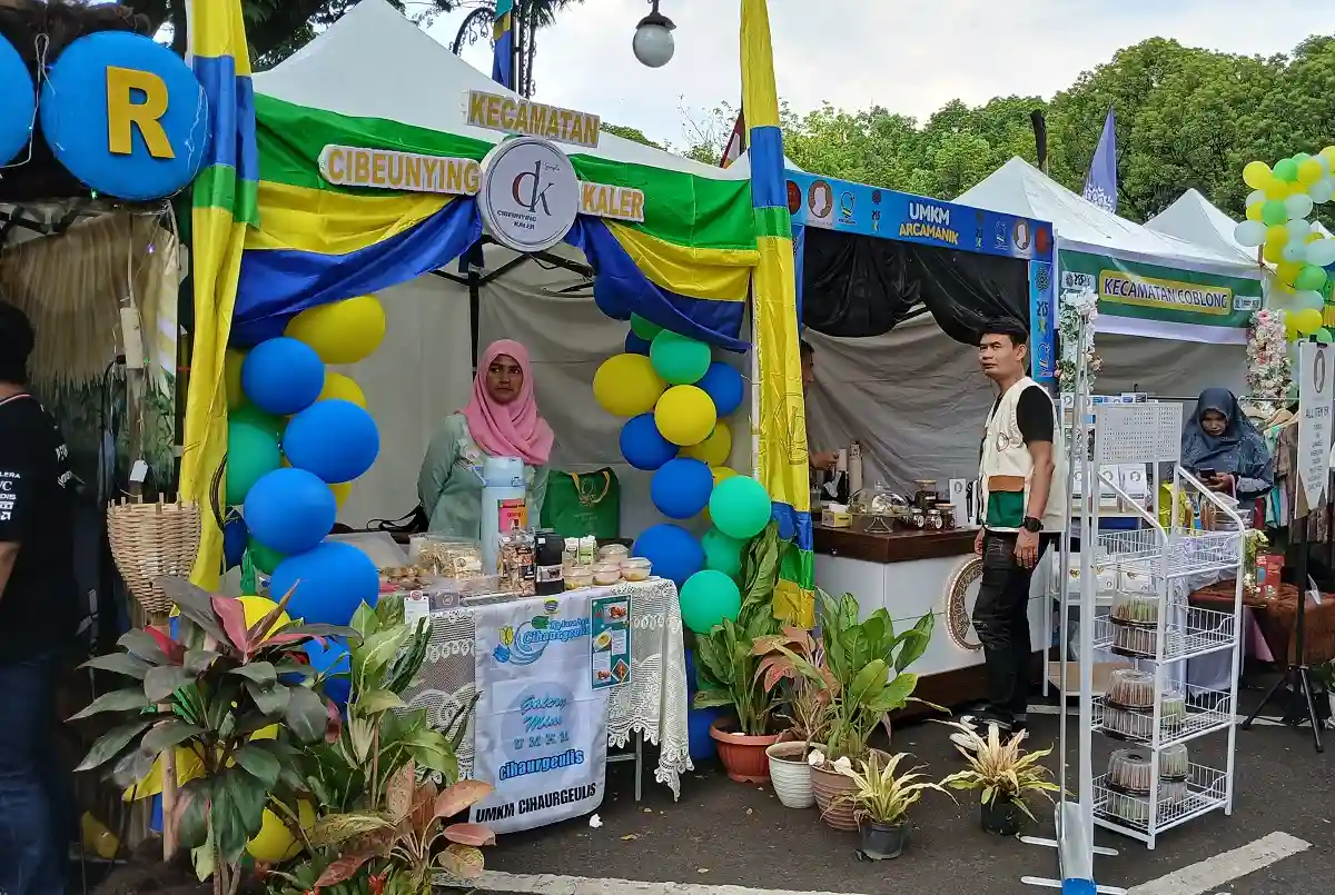Unik Bandung Belanja Sembako Pakai Sampah