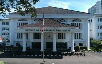 Pegawai DPRD Jawa Barat menjalankan kebijakan WFH November 2025 untuk efisiensi listrik dan internet.