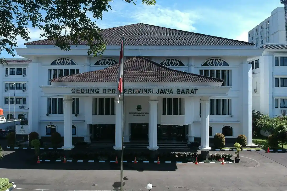 Pegawai DPRD Jawa Barat menjalankan kebijakan WFH November 2025 untuk efisiensi listrik dan internet.