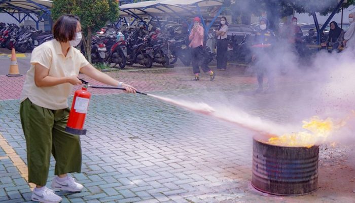 PLN UIP JBT Perkuat Budaya Zero Accident Lewat Simulasi APAR dan Pelatihan Tanggap Darurat