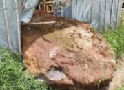Badan Geologi Jelaskan Penyebab Tiga Batu Raksasa Jatuh di Gunung Batu Lembang