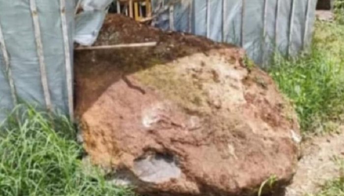 Badan Geologi Jelaskan Penyebab Tiga Batu Raksasa Jatuh di Gunung Batu Lembang