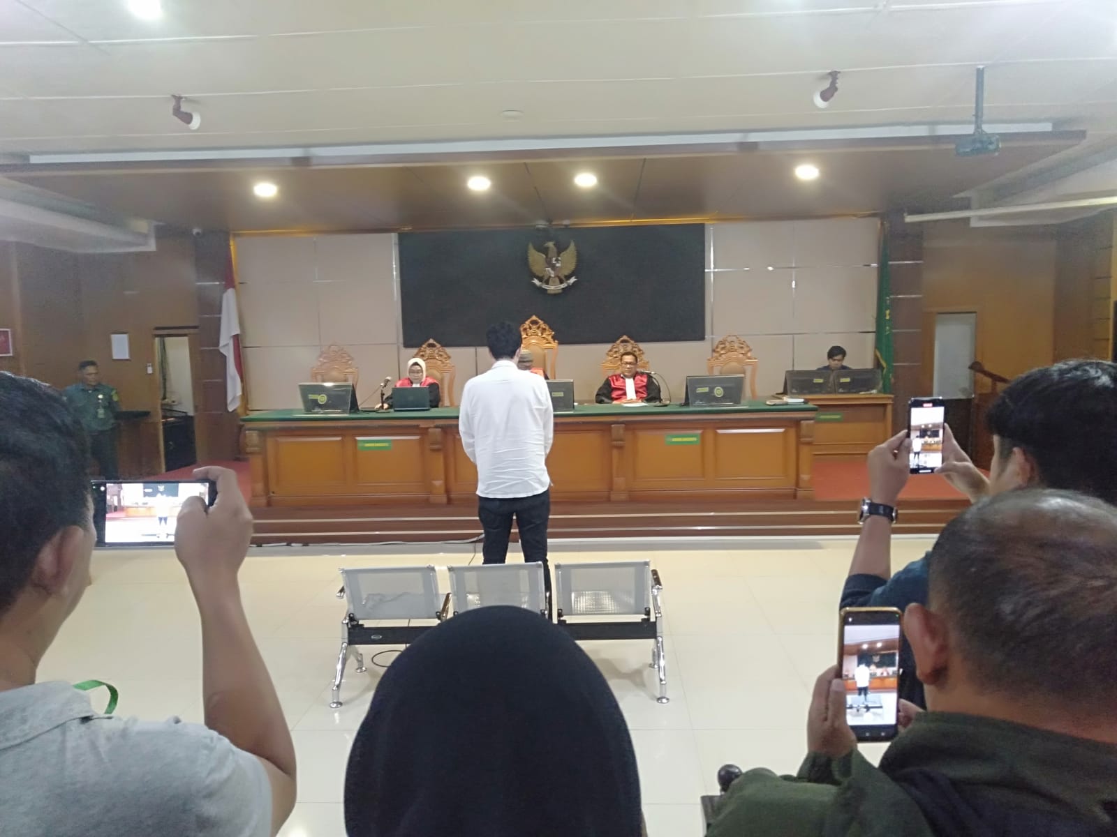Hakim Kabulkan Tuntutan Jaksa: Dokter Priguna Divonis 11 Tahun, Terbukti Lakukan Kekerasan Seksual Terhadap 3 Wanita