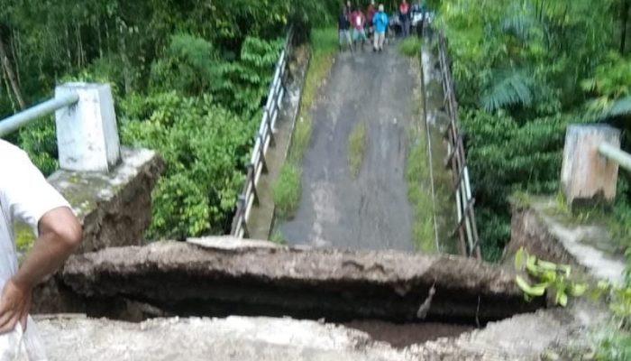 Jembatan Cisarua di Cikadu Amblas, Akses Tiga Desa di Cianjur Selatan Lumpuh Total
