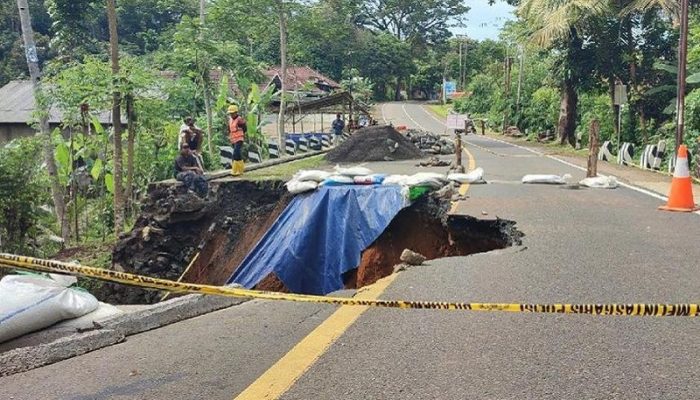 Longsor Meluas di Jembatan Cikaleho, Jalur Ciamis-Cirebon Ditutup