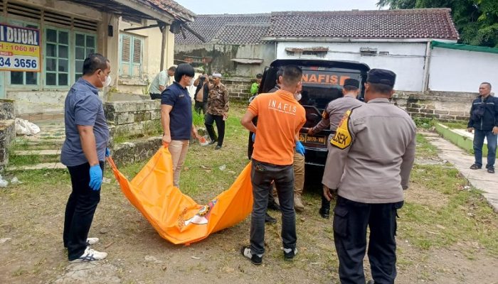 Mayat Pria Tanpa Identitas Ditemukan di Teras Rumah Kosong Purwakarta